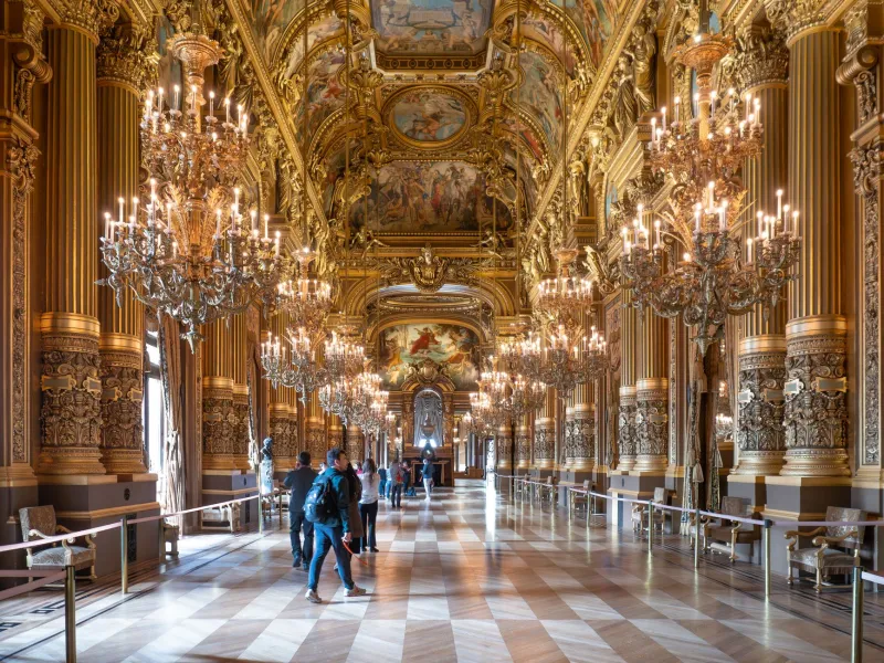 Dans les coulisses des salles des ventes : l'art de déceler les trésors avant le marteau