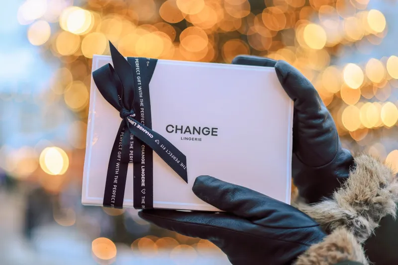 L'enveloppe comme manifeste : quand l'emballage de luxe devient une signature d'appartenance
